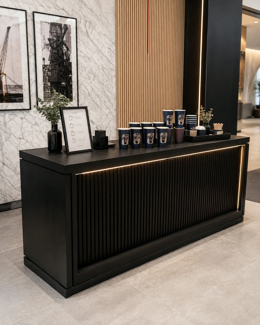 Balcão do cliente com copos SelfieCup Premium prontos; os equipamentos de produção ficam dentro do balcão