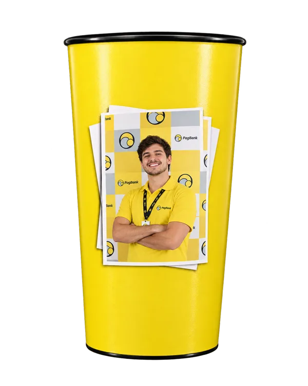 SelfieCup Premium: copo amarelo com a foto colorida do participante impressa com moldura de foto revelada