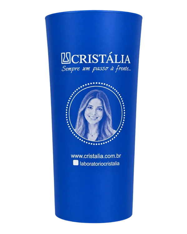 SelfieCup Tradicional: copo azul com a foto da participante e a arte da marca impressas em branco
