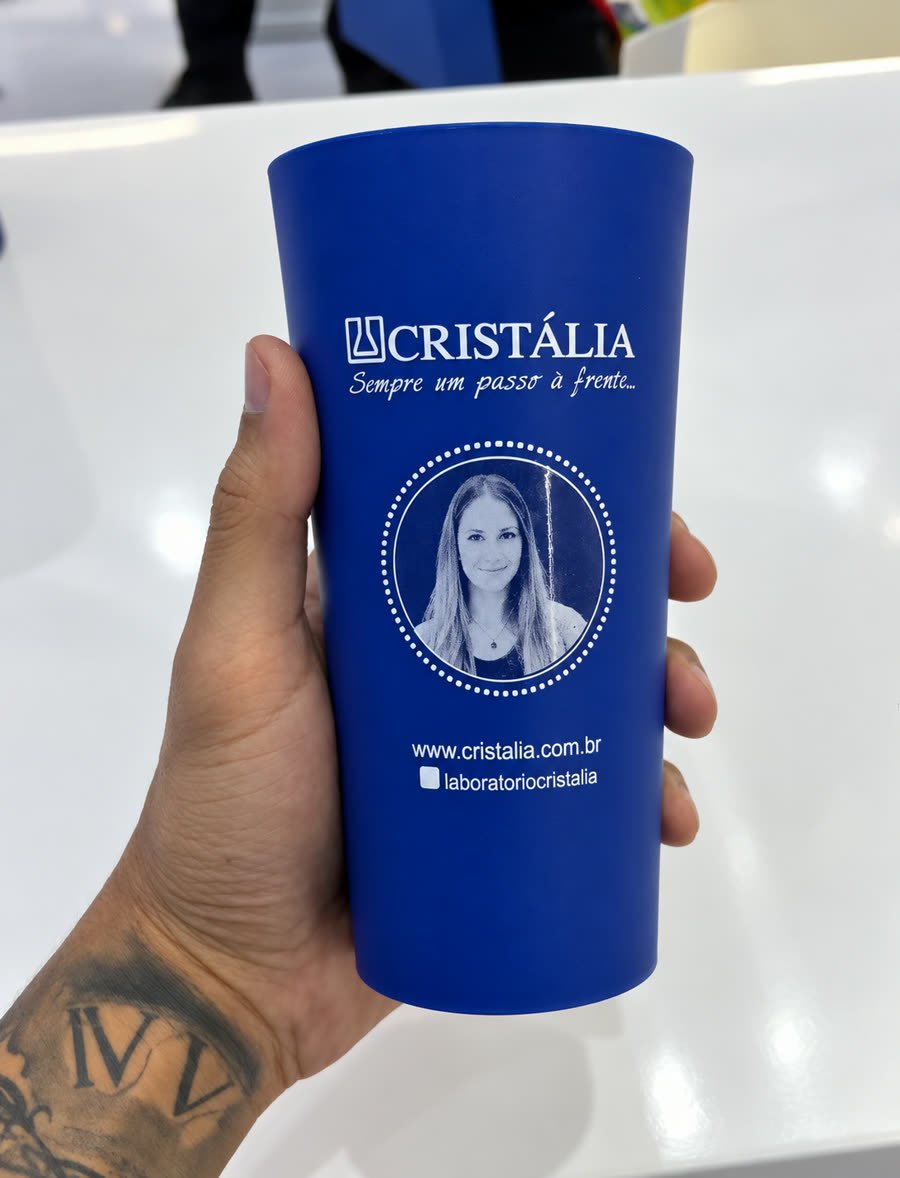 Participante segurando o SelfieCup Tradicional com a própria foto impressa em uma cor